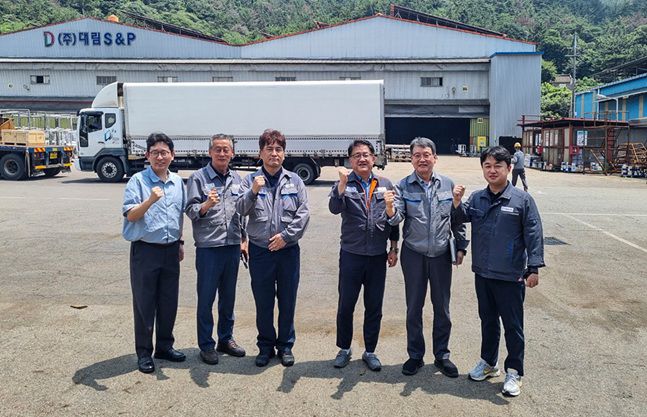 한화오션과 협력사 대림 S&P 관계자들이 현장 점검을 마친 뒤, TOP 상생협력 활동의 성공적인 추진을 다짐하며 기념촬영을 하고 있다./사진=한화오션