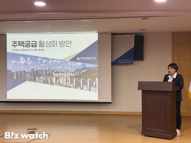 김덕례 주택산업연구원 주택연구실장이 5일 서울 여의도 국회에서 열린 '주택공급 활성화 방안' 세미나에서 주제 발표를 하고 있다./사진=주택산업연구원 제공