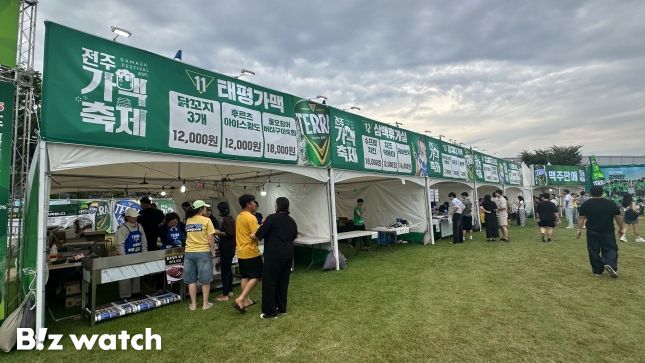 전주가맥축제에 참여한 가맥집의 부스. / 사진=정혜인 기자 hij@