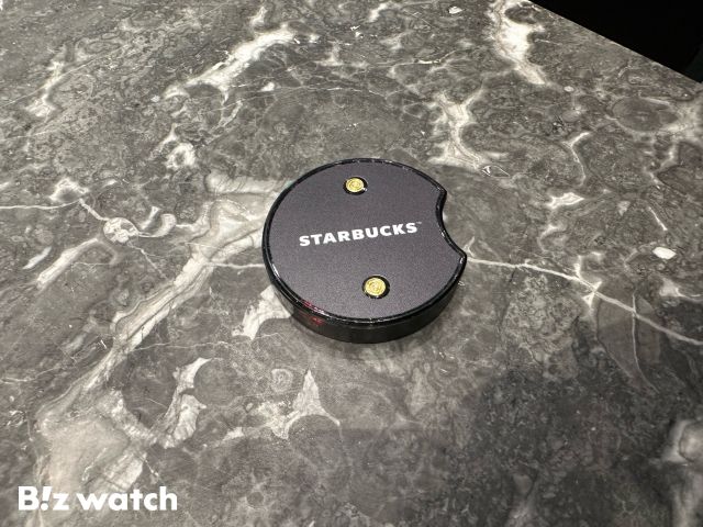 스타벅스 여의도역R점에서 운영 중인 진동벨 / 사진=정혜인 기자 hij@ ​