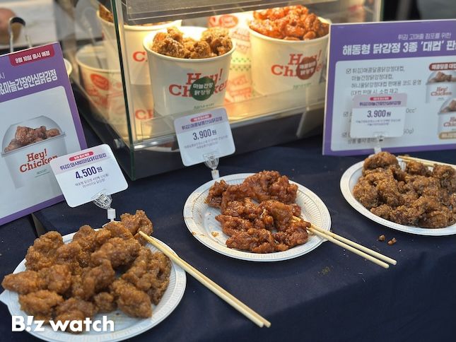지난 19일 오후 열린 CU의 '2025 하반기 상품 컨벤션'에서 선보인 해동형 닭강정. / 사진=정혜인 기자 hij@