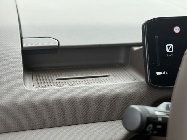 기아 PV5 패신저 모델 운전석 앞 수납함과 선반./사진=백유진 기자 byj@