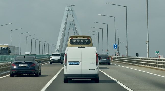 영종대교를 건너는 기아 PV5 카고 모델./사진=백유진 기자 byj@