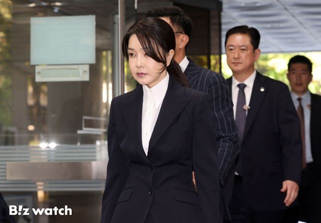 윤석열 전 대통령 부인 김건희 씨가 12일 오전 서울 서초구 서울중앙지법에서 열린 구속 전 피의자 심문(영장실질심사)에 출석하고 있다/사진=공동취재단