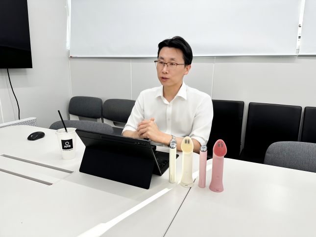 신재우 에이피알 R&D센터장이 '부스터 진동 클렌저'를 소개하고 있다./사진=에이피알 제공