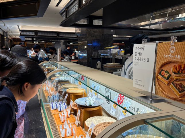 고객들이 교토 오니마루에서 메뉴를 보고 있다./사진=김다이 기자 neverdie@