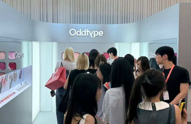 오드타입 매장 앞에 긴 줄이 늘어서 있다./사진=김다이 기자 @neverdie
