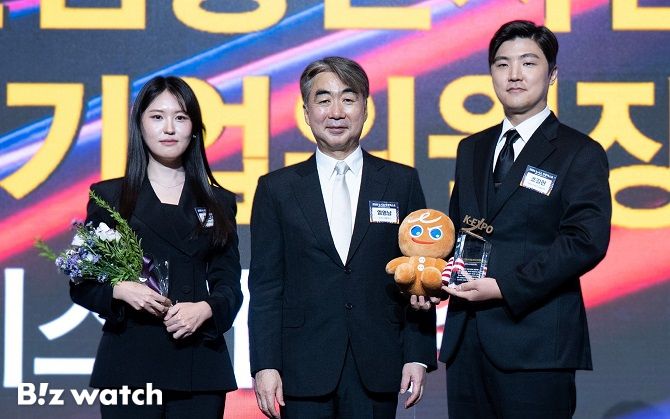 조길현 데브시스터즈 대표(우)와 이은지 최고IP책임자(CIPO)가 지난 28일 서울 중구 롯데호텔 서울에서 열린 2025 한류엑스포에서 국회 산자중기위원장상을 수상한 후 기념촬영을 하고 있다./사진=데브시스터즈 제공