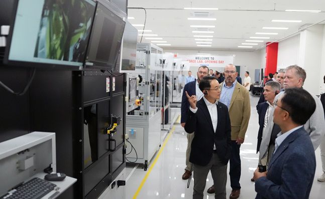 eFORCE LAB 출범식 행사에 참석한 임직원들이 투어를 하며 배터리 팩 연구설비를 둘러보고 있다./사진=두산밥캣