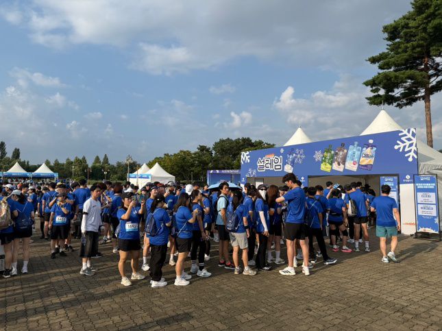 설레임 부스에서 룰렛 행사를 기다리는 사람들/사진=김다이 기자 @neverdie