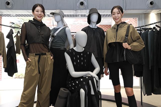 신세계인터내셔날의 신규 여성복 브랜드 '자아'의 팝업스토어에서 모델들이 자아를 소개하고 있다. / 사진=신세계