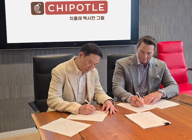스캇 보트라이트(Scott Boatwright) 치폴레 멕시칸 그릴 CEO(오른쪽)와 허희수 SPC그룹 부사장(왼쪽)이  한국 및 싱가포르의 치폴레 사업 운영을 위한 합작법인 설립 계약서에 서명하고 있다. / 사진=SPC