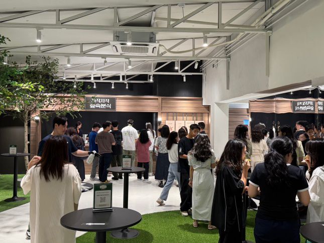 팝업에서 준비한 분식 메뉴를 즐기는 사람들/사진=김다이 기자 @neverdie