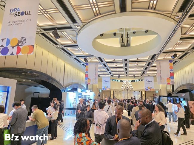 16일 서울 그랜드 하얏트 호텔에서 '일상화된 인공지능 시대, 개인정보 이슈'를 주제로 열린 제47차 글로벌 프라이버시 총회(GPA·국제개인정보 감독기구협의체)에 다양한 기업들이 전시 부스를 운영하고 있다./사진=김동훈 기자