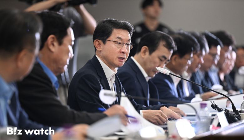 이억원 금융위원장이 19일 서울 영등포구 중소기업중앙회에서 열린 생산적 금융의 추진과제를 구체화하기 위한 '제1차 생산적 금융 대전환 회의'를 주재하고 있다./사진=이명근 기자 qwe123@