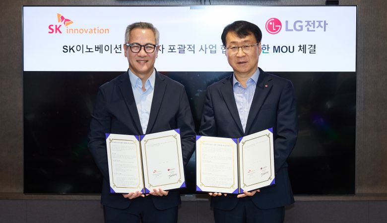 LG전자 ES사업본부장 이재성 부사장(사진 오른쪽)과 SK이노베이션 김무환 에너지솔루션 사업단장이 17일 서울 종로구 SK서린빌딩에서 ‘AI 데이터센터 에너지-­냉각 통합 솔루션 공동개발 및 사업화’를 위한 업무협약(MOU)을 체결했다. /사진=SK이노베이션 제공