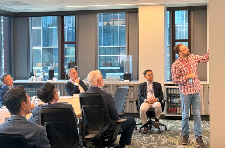 박지원 두산그룹 부회장과 경영진이 현지시각 22일 미국 시애틀 아마존 본사를 방문해 담당자로부터 AI 기반 혁신사례와 기술에 대해 듣고 있다./사진=두산