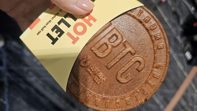 빗썸존에서는 비트코인 모양의 빵을 나눠주며 관람객들의 흥미를 유발했다. /사진=비즈워치