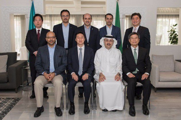 2016년 11월 사우디아라비아 '킹 살만 조선산업단지 선포식' 이후 정기선(첫줄 왼쪽 두 번째) HD현대 수석부회장, 아민 알 나세르(세 번째) 아람코 사장 등 주요 관계자들이 기념촬영을 하고 있다./사진=HD현대