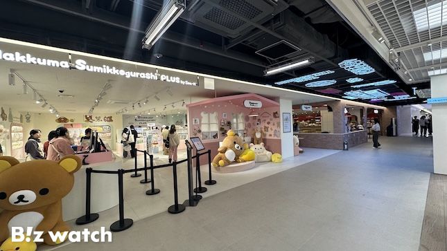 롯데백화점 잠실점 키네틱 그라운드의 '리락쿠마 스미코구라시 플러스 바이 산엑스'와 '짱구 베이커리 카페'. / 사진=정헤인 기자 hij@