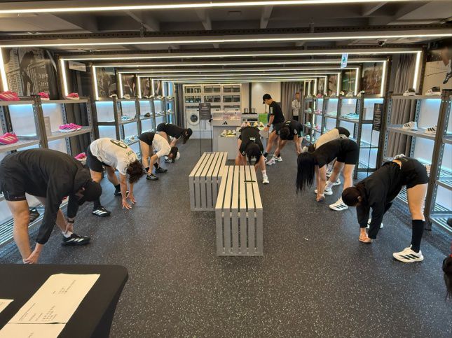 본격적인 달리기 전 준비운동 중인 참가자들/사진=김다이 기자 @neverdie