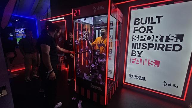 지난 2일 싱가포르 마리나 베이 샌즈에서 열린 '토큰2049' 칠리즈 부스에서 참관객이 미니 게임을 즐기고 있다. /사진=비즈워치