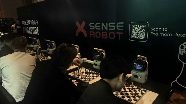 지난 2일 싱가포르 마리나 베이 샌즈에서 열린 '토큰2049'에서 엑스-센스(X-SENSE) 로봇과 사람들이 체스를 두고 있다 /사진=비즈워치