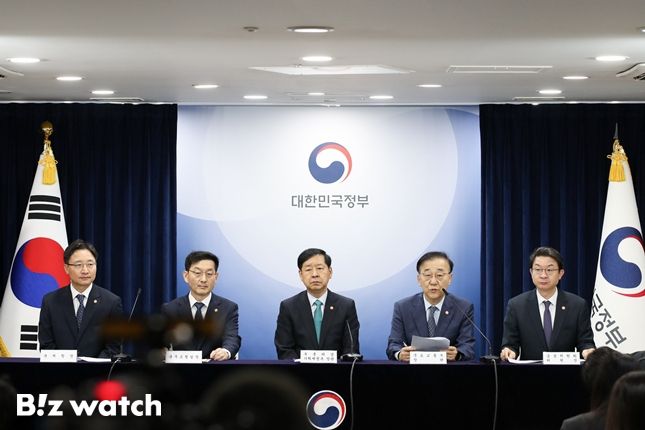 왼쪽부터 임광현 국세청장, 윤창렬 국무조정실장, 구윤철 부총리, 김윤덕 국토교통부 장관, 이억원 금융위원회 위원장/사진=국토교통부