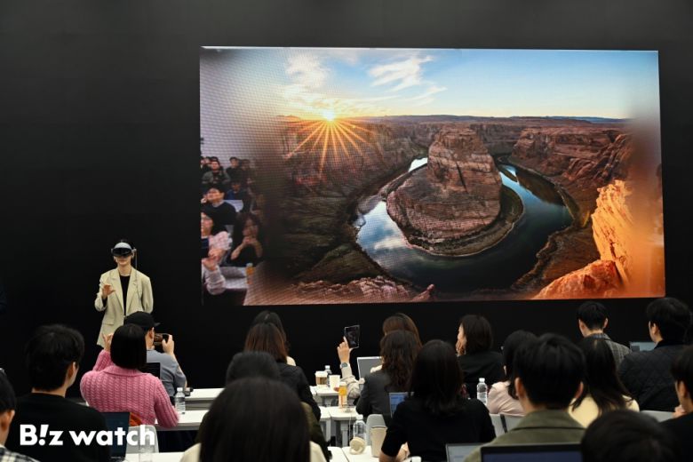삼성전자가 22일 삼성 강남에서 새로운 AI 경험을 제공하는 헤드셋 형태의 모바일 기기 '갤럭시 XR(Galaxy XR)'의 국내 출시 미디어데이를 열고 있다./사진=이명근 기자 qwe123@