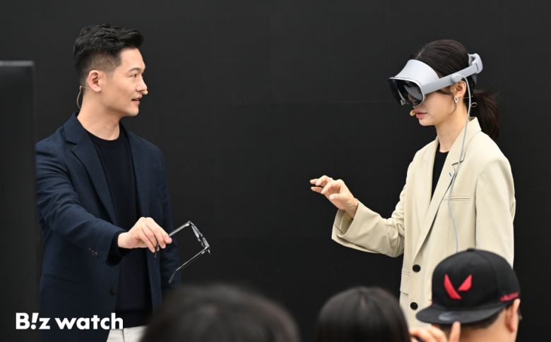 삼성전자가 22일 삼성 강남에서 새로운 AI 경험을 제공하는 헤드셋 형태의 모바일 기기 '갤럭시 XR(Galaxy XR)'의 국내 출시 미디어데이를 열고 있다./사진=이명근 기자 qwe123@