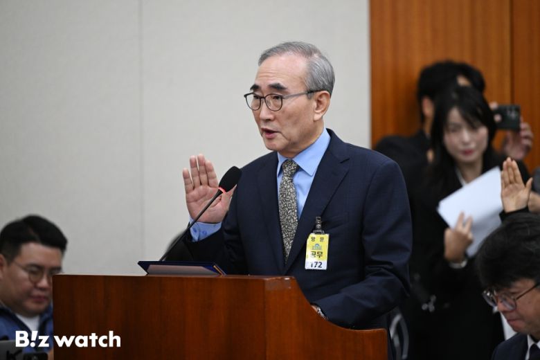 김영섭 KT 대표가 14일 오후 서울 여의도 국회에서 열린 정무위원회 국정감사에 증인으로 출석하고 있다./사진=이명근 기자 qwe123@