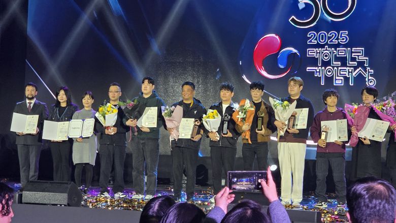 12일 부산 벡스코 제2전시장에서 열린 '대한민국 게임대상 2025' 수상자들이 기념촬영을 하고 있다. /사진=비즈워치