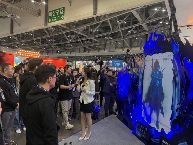 VIP 투어 참가자들이 13일 부산 벡스코에서 열린 '지스타 2025'에서 3D 스페이셜 사이니지에 대한 설명을 듣고 있다. /사진=비즈워치