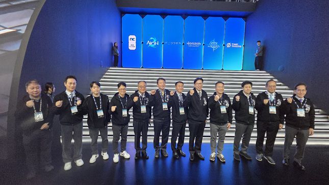 VIP 투어 참가자들이 13일 부산 벡스코에서 열린 '지스타 2025' 기념촬영을 하고 있다. /사진=비즈워치