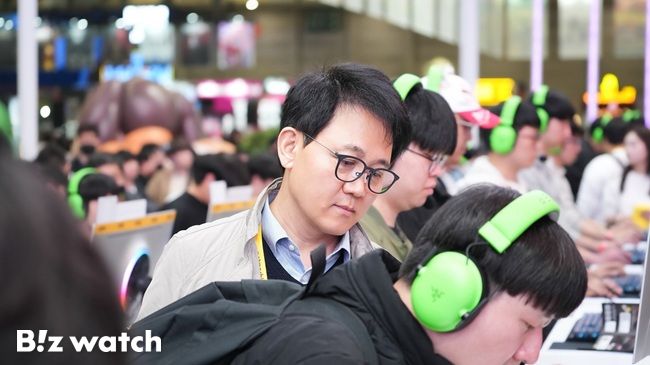 방준혁 넷마블 의장이 지스타 2025 현장에서 관람객의 게임 체험을 살펴보고 있다./사진=넷마블 제공