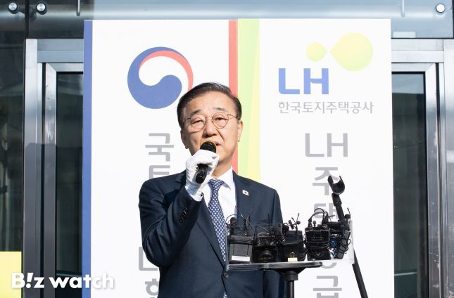 ​​​김윤덕 국토교통부 장관이 20일 서울 용산구 HJ중공업 본사에서 열린 LH 주택공급 특별추진본부 출범 현판식에서 기자들의 질문에 답하고 있다./사진=국토교통부