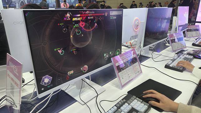 일산 킨텍스에서 열린 AGF 2025 내 스마일게이트 부스에서 관람객들이 '미래시'를 시연해보고 있다. /사진=비즈워치