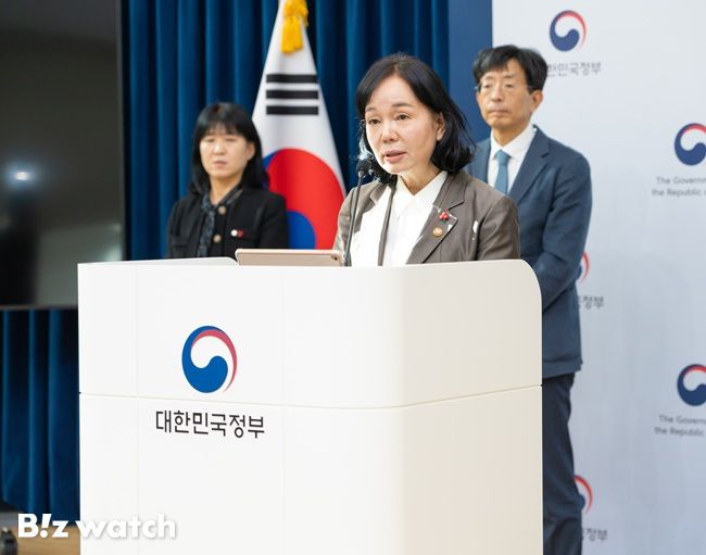 송경희 개인정보보호위원회 위원장이 12일 정부세종청사 중앙동 합동브리핑실에서 브리핑을 진행하고 있다./사진=개인정보보호위원회 제공