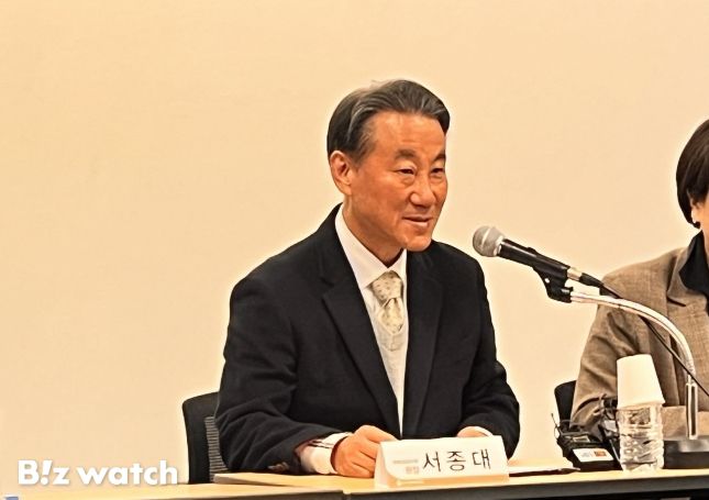 주택산업연구원이 23일 오전 대한상공회의소에서 '2026년 주택시장 전망과 정책방향'을 주제로 기자간담회를 개최했다. 서종대 주택산업연구원장이 내년 주택시장 전망과 정책방향에 대해 발언하고 있다./사진=김미리내 기자