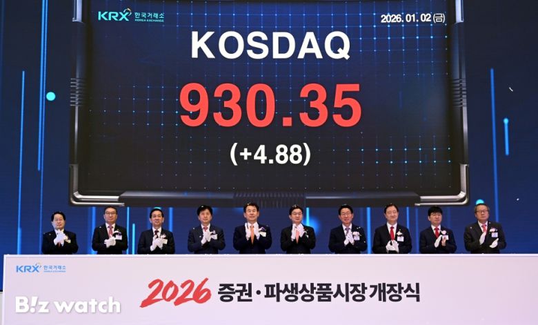 2일 오전 서울 영등포구 한국거래소 서울사옥 마켓스퀘어 종합홍보관에서 열린 '2026년 증권·파생상품시장 개장식'에서 참석자들이 개장신호식 부저를 누른 뒤 박수를 치고 있다. 왼쪽부터 김영재 상장회사협의회장, 김학수 넥스트레이드사장, 황성엽 금융투자협회장, 오기형 코스피 5000 특위위원장, 정은보 한국거래소 이사장, 이억원 금융위원장, 김상훈 밸류업특위위원장, 이찬진 금융감독원장, 이동훈 코스닥협회장, 황창순 코넥스협회장./사진=이명근 기자 qwe123@