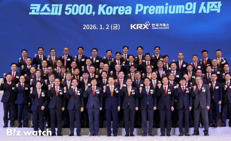 정은보 한국거래소 이사장을 비롯한 참석자들이 2일 오전 서울 영등포구 한국거래소에서 열린 2026년도 증권·파생상품시장 개장식에서 기념촬영을 하고 있다.사진 앞줄 왼쪽부터 김영재 상장회사협의회장, 김학수 넥스트레이드 사장, 황성엽 금융투자협회장, 오기형 코스피 5000 특위위원장, 정 이사장, 이억원 금융위원장, 김상훈 밸류업특위위원장, 이찬진 금융감독원장, 이동훈 코스닥협회장, 황창순 코넥스협회장./사진=이명근 기자 qwe123@