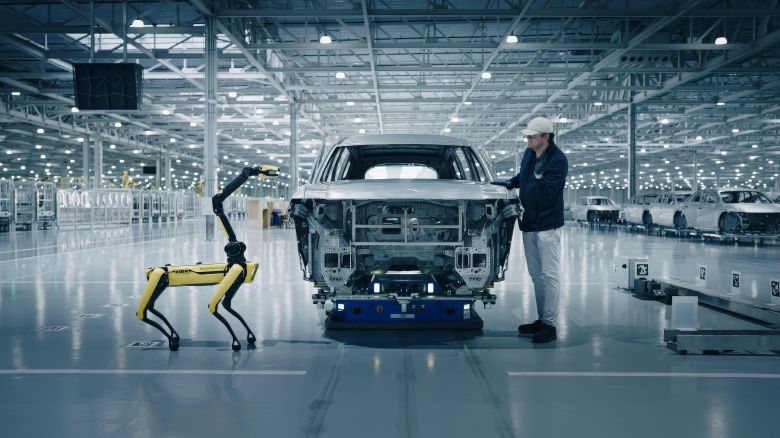 보스턴다이내믹스의 4족 보행 로봇 '스팟(Spot)'이 차체를 검사하고 있다./사진=현대차