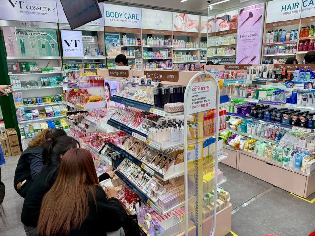 다이소 매장에서 고객들이 화장품을 고르고 있다./사진=김다이 기자 @neverdie