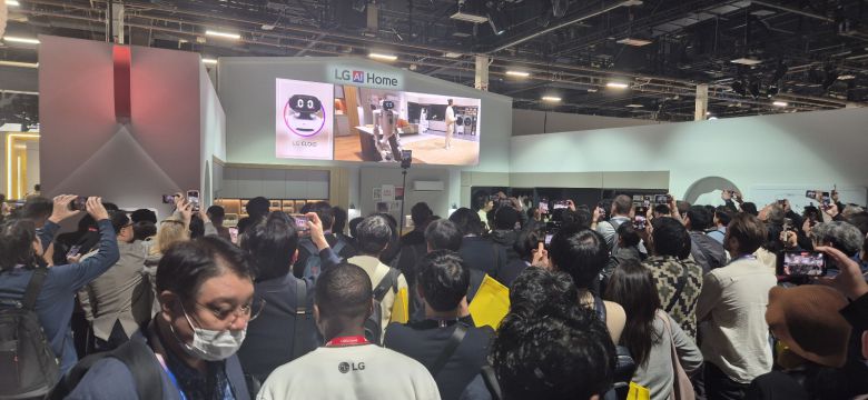 6일(현지시각) 미국 라스베이거스에서 열린 CES2026에서 LG전자의 홈로봇 클로이드 시연장에 인파가 북적이고 있다. /사진=이경남 기자 lkn@