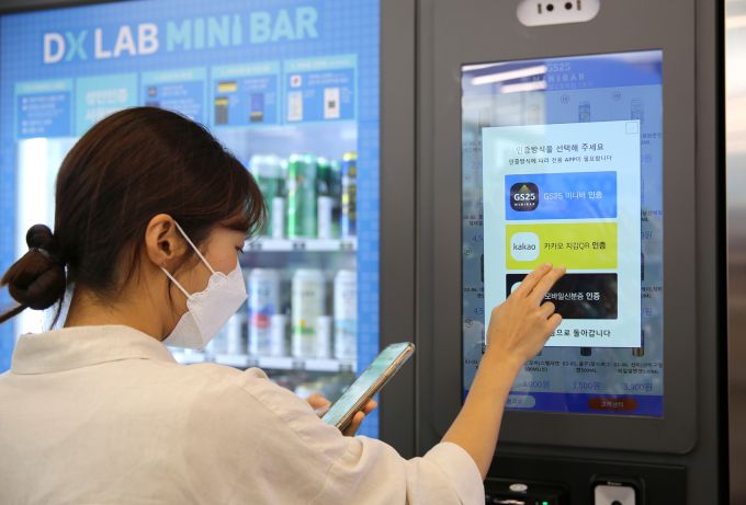 모델이 GS25 DX LAB점에 설치된 주류 무인 자판기에서 성인인증을 하고 있다. / 사진=GS25