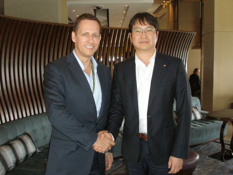 곽동신(오른쪽) 한미반도체 회장과 피터 틸 팔란티어 창업자./사진=한미반도체