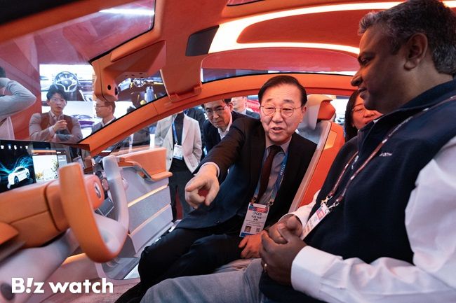 김윤덕 국토교통부 장관이 지난 6일(현지시간) 미국에서 열리고 있는 CES의 퀄컴 부스에 방문해 신기술을 체험하고 있다./사진=국토교통부