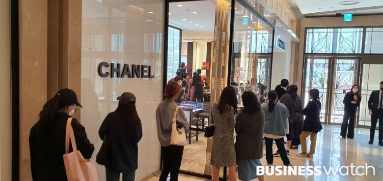 서울 소공동 롯데백화점 샤넬 매장 앞에 구매 희망자들이 긴 줄을 서고 있다./이명근 기자 qwe123@