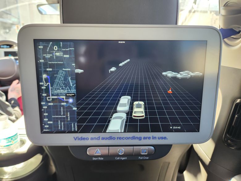 2열 모니터에는 운행정보가 표시된다./사진=도다솔 기자