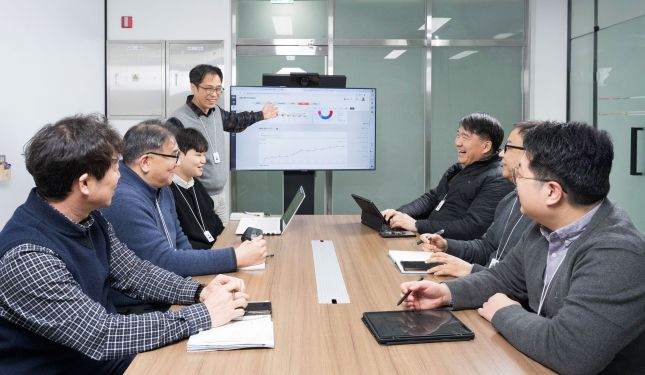 대상그룹 직원들이 빅데이터 분석 플랫폼 DAYS를 활용해 B2B 영업 데이터를 분석하고 있다./사진=대상 제공